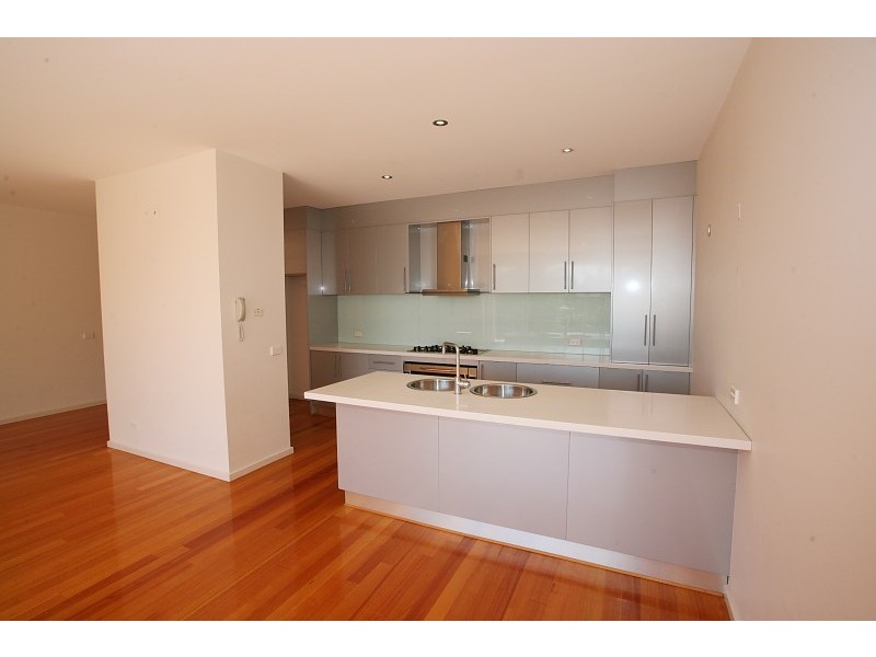 13/110 Sanctuary Lakes North Boulevard, Sanctuary Lakes VIC 3030