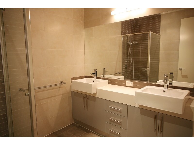 13/110 Sanctuary Lakes North Boulevard, Sanctuary Lakes VIC 3030