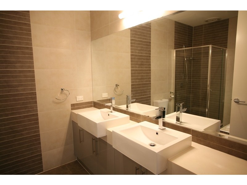 13/110 Sanctuary Lakes North Boulevard, Sanctuary Lakes VIC 3030