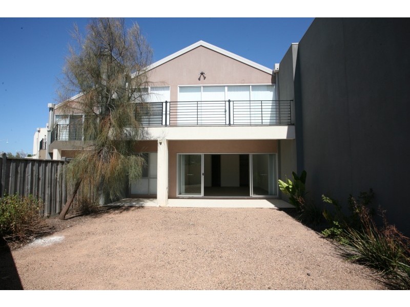 13/110 Sanctuary Lakes North Boulevard, Sanctuary Lakes VIC 3030