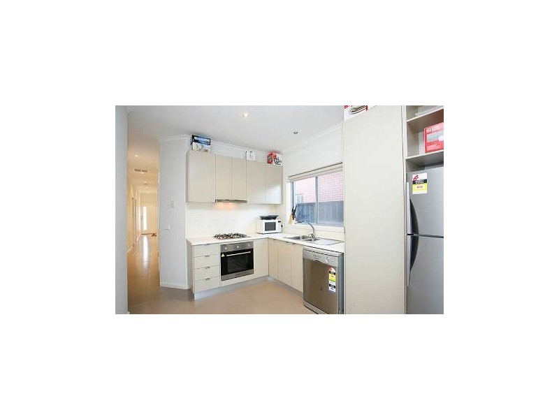 2/28 Orlando Drive, Truganina VIC 3029