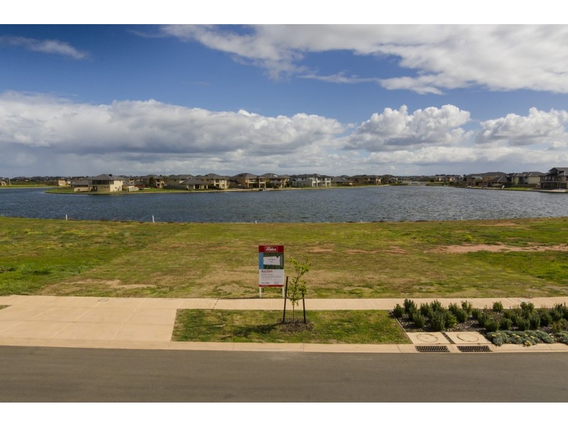 17 (Lot 1922) Spraypoint Drive, Sanctuary Lakes VIC 3030
