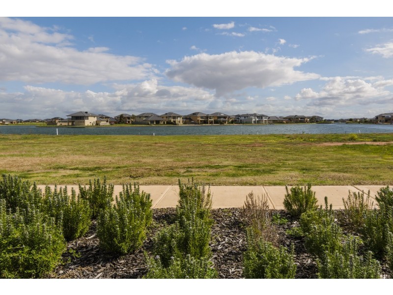 17 (Lot 1922) Spraypoint Drive, Sanctuary Lakes VIC 3030