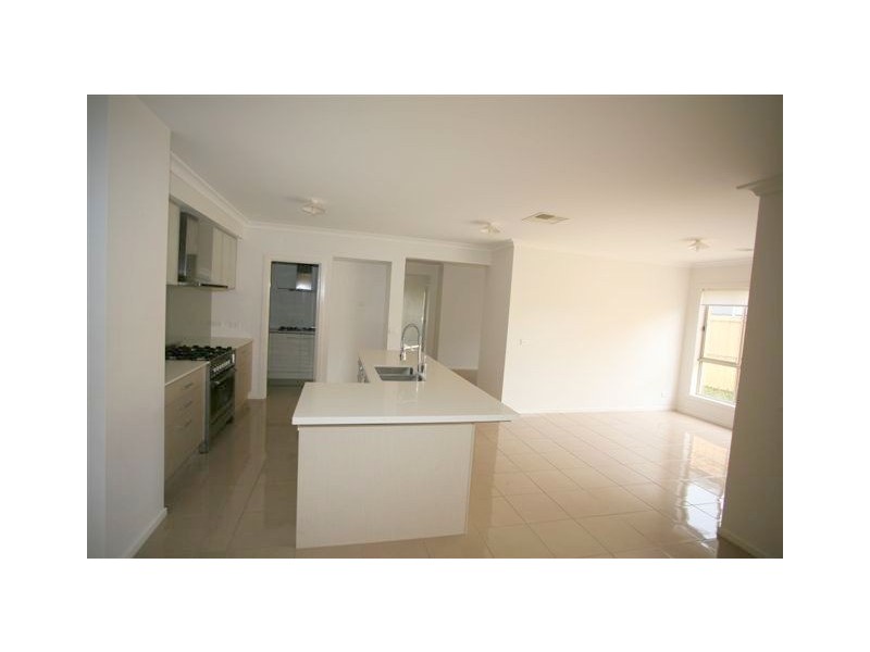 13 Hanworth Avenue, Williams Landing VIC 3027