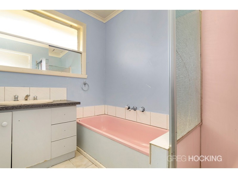 8 Pinaroo Avenue, Sunshine West VIC 3020