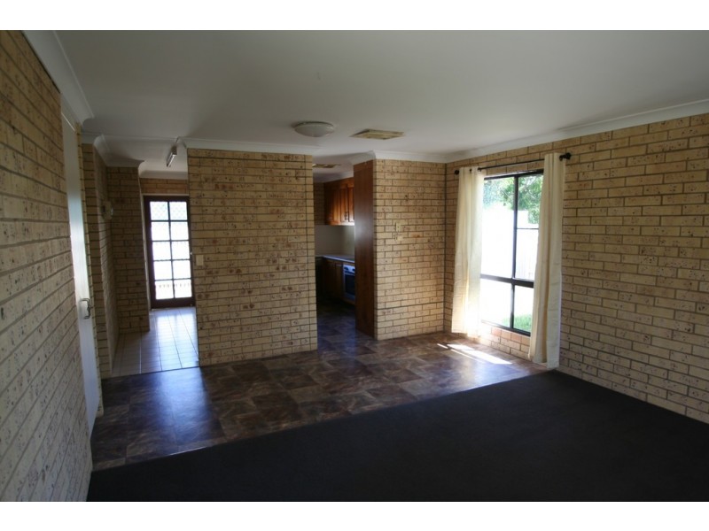 1/98 Baker Street, Emerald QLD 4720