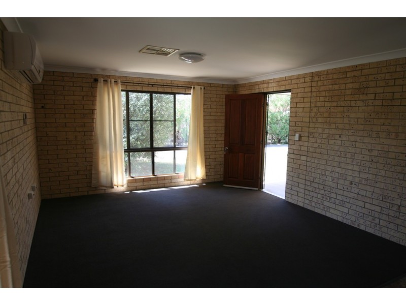 1/98 Baker Street, Emerald QLD 4720