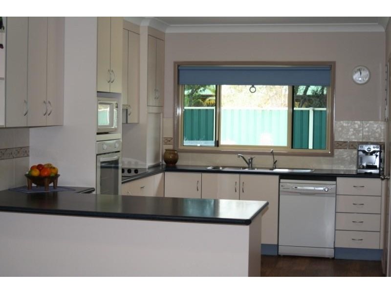 11 Country Lane, Emerald QLD 4720