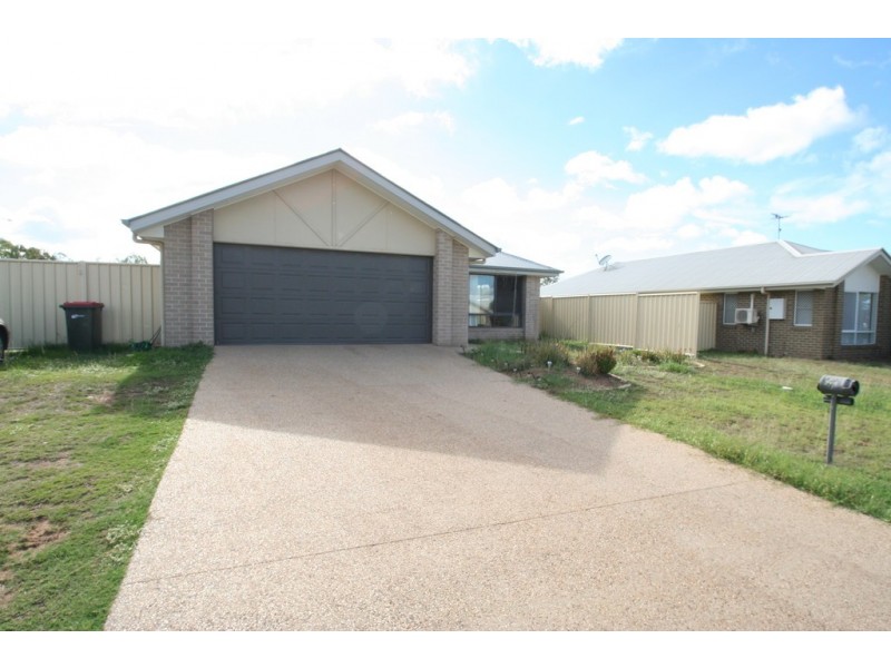 13 Lakeside Drive, Emerald QLD 4720