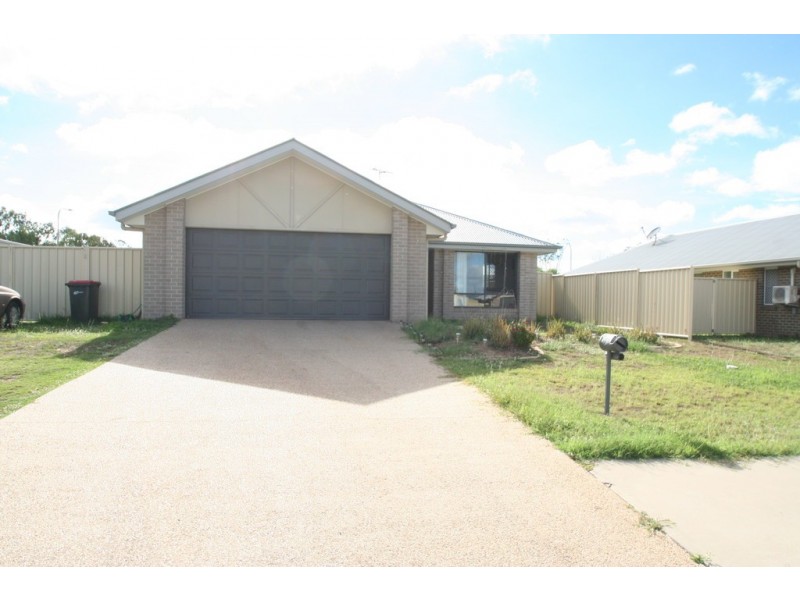 13 Lakeside Drive, Emerald QLD 4720