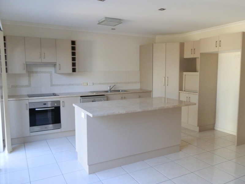 2/2 Guy Street, Emerald QLD 4720