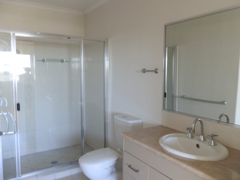 2/2 Guy Street, Emerald QLD 4720