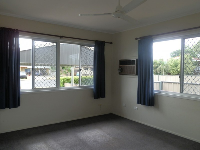 8 Dearden Place, Emerald QLD 4720