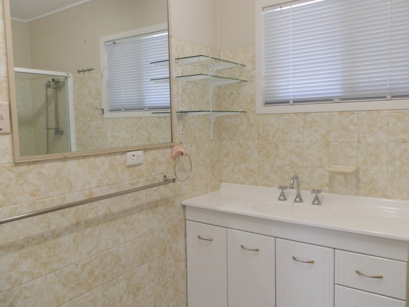 8 Dearden Place, Emerald QLD 4720