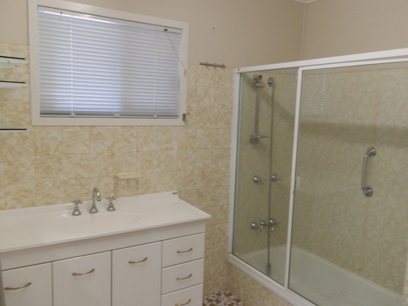 8 Dearden Place, Emerald QLD 4720