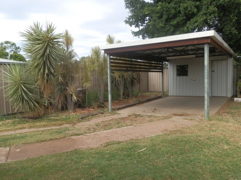 8 Dearden Place, Emerald QLD 4720