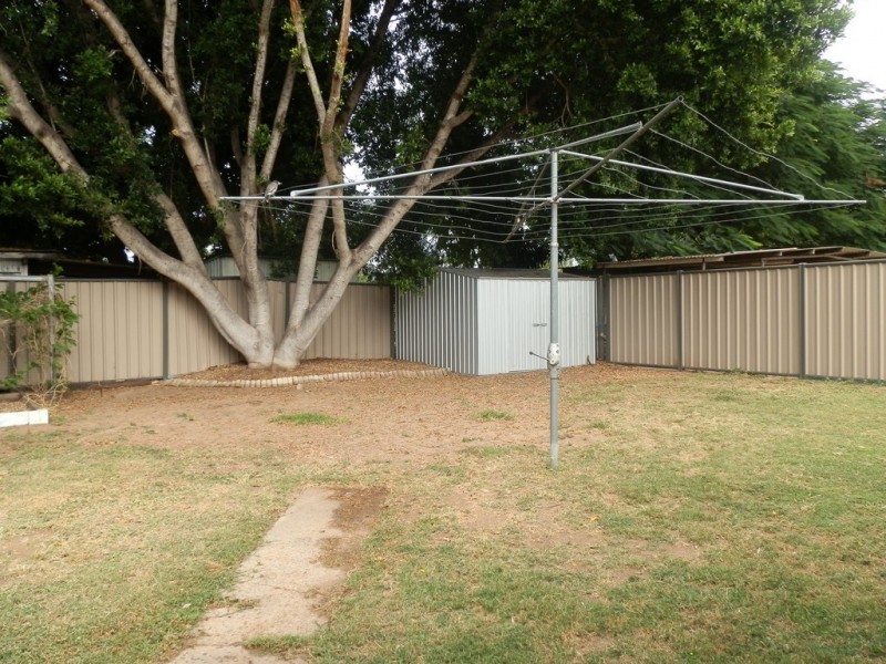 8 Dearden Place, Emerald QLD 4720