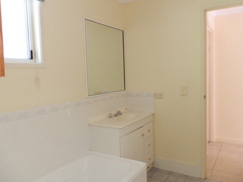 18 Barry Street, Emerald QLD 4720