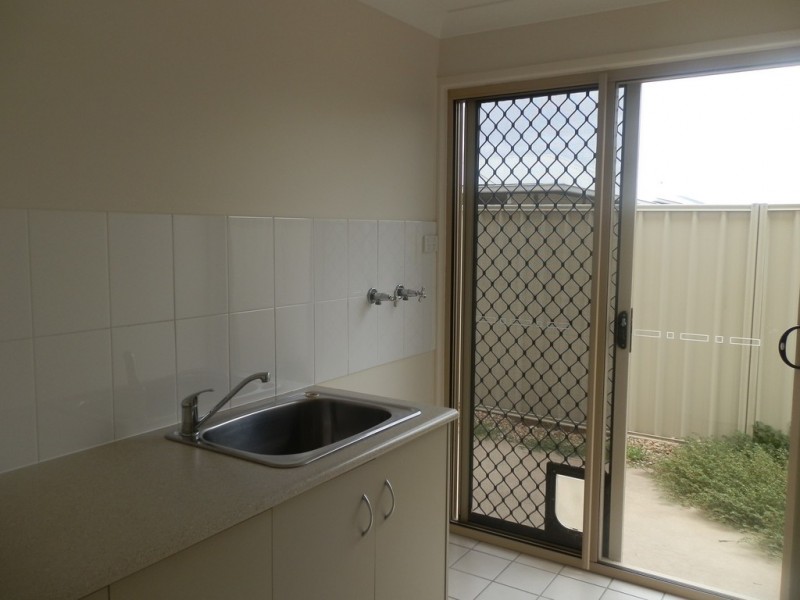 2/11 Glovar Street, Emerald QLD 4720