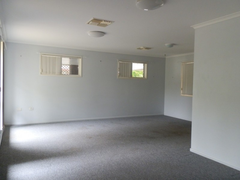 8 Crystal Court, Emerald QLD 4720