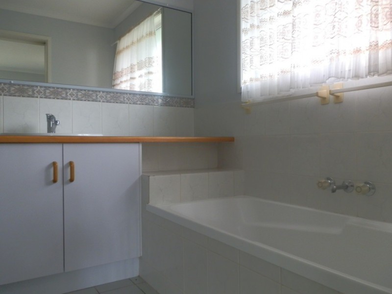 8 Crystal Court, Emerald QLD 4720