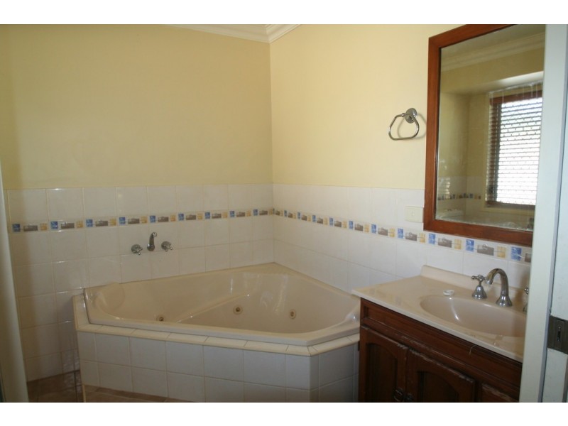 63 Crinum Crescent, Emerald QLD 4720