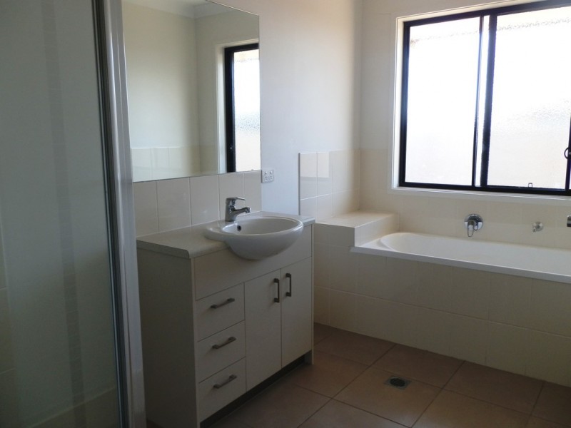 27 Thornton Street, Emerald QLD 4720