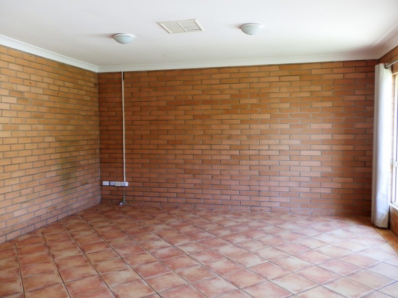 2/24 Statesman Drive, Emerald QLD 4720