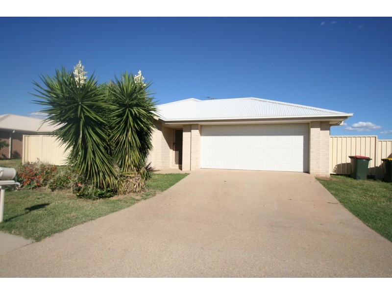 33 Lakeside Drive, Emerald QLD 4720