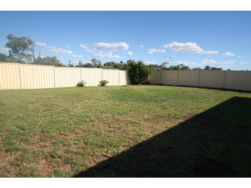 33 Lakeside Drive, Emerald QLD 4720