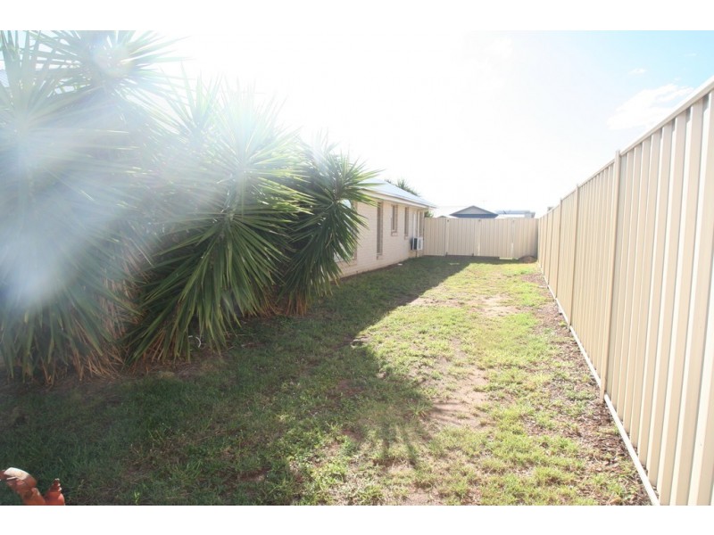 33 Lakeside Drive, Emerald QLD 4720