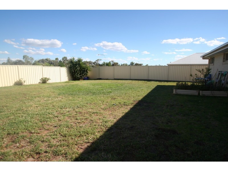 33 Lakeside Drive, Emerald QLD 4720
