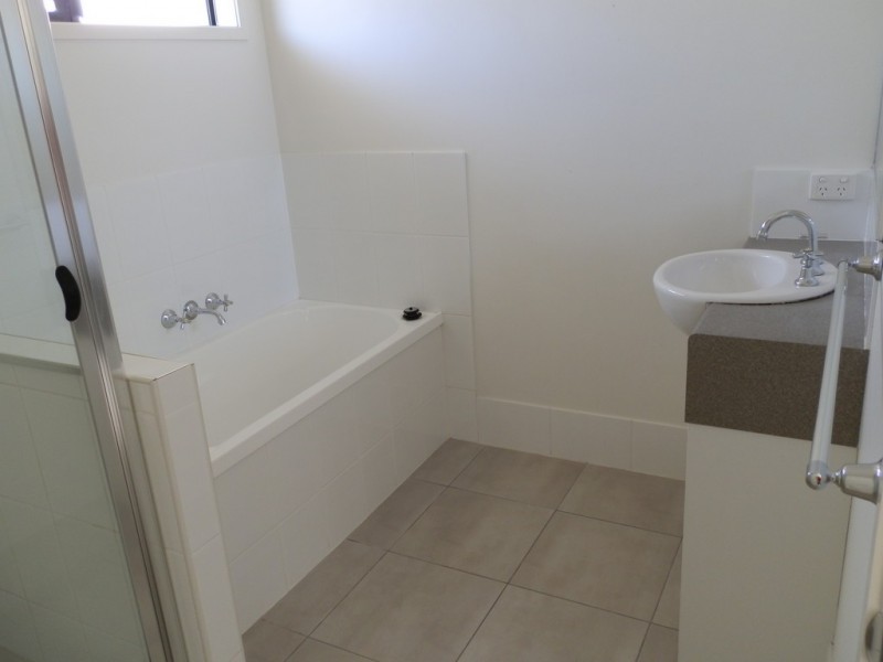 16 Scenic Drive, Emerald QLD 4720