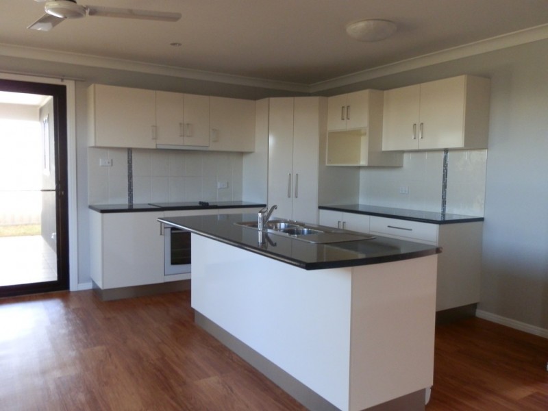 1/56 Lakeside Drive, Emerald QLD 4720