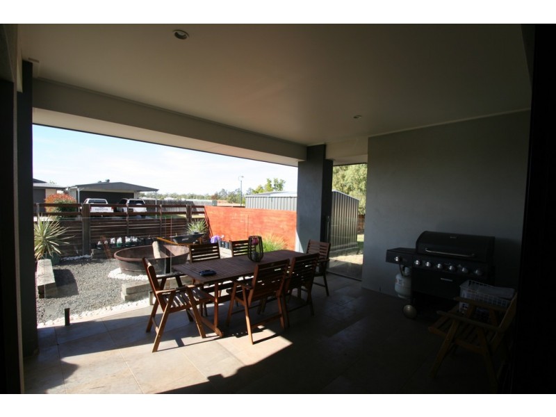 83 Canterbury Road, Emerald QLD 4720