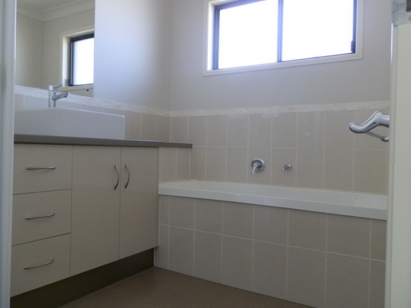 12 BLUE GUMS DRIVE, Emerald QLD 4720