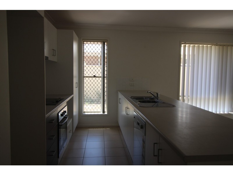 33 Lakeside Drive, Emerald QLD 4720