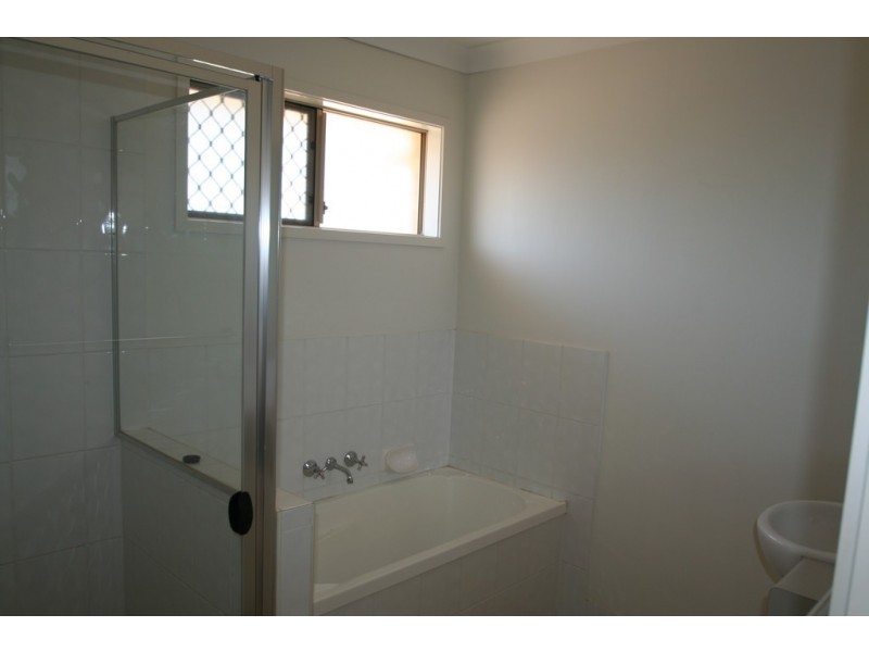 33 Lakeside Drive, Emerald QLD 4720