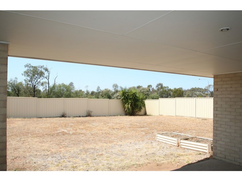 33 Lakeside Drive, Emerald QLD 4720