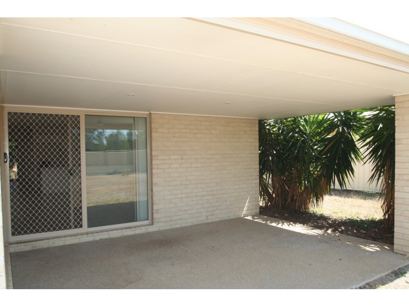 33 Lakeside Drive, Emerald QLD 4720