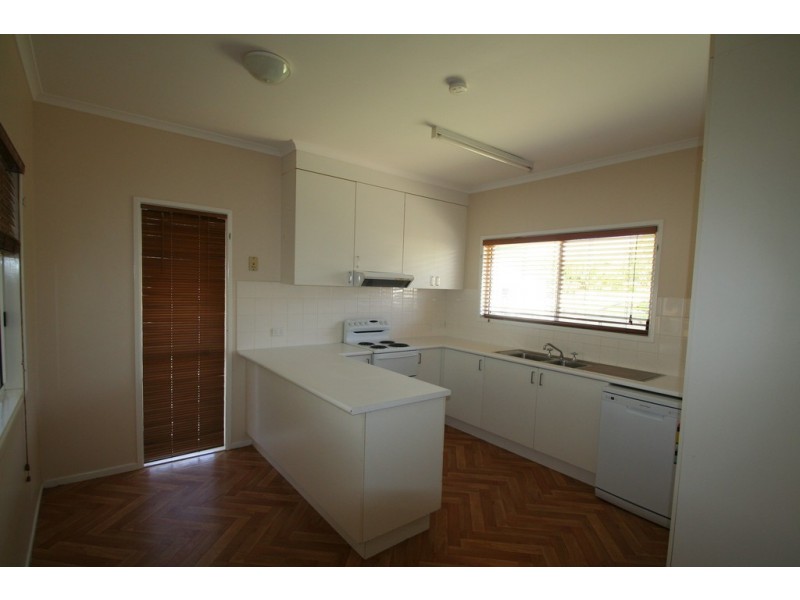 2 Thomas Place, Emerald QLD 4720