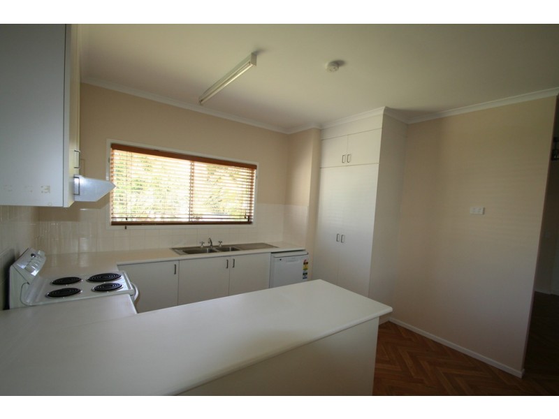 2 Thomas Place, Emerald QLD 4720