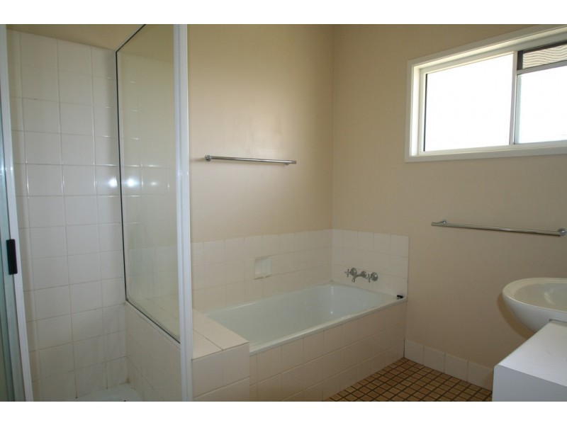 2 Thomas Place, Emerald QLD 4720