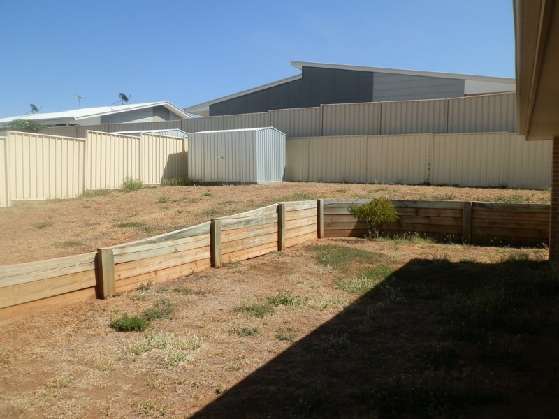 4 HILLCREST STREET, Emerald QLD 4720