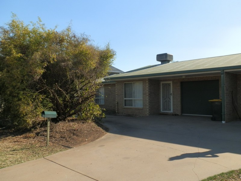 1/165 Opal, Emerald QLD 4720