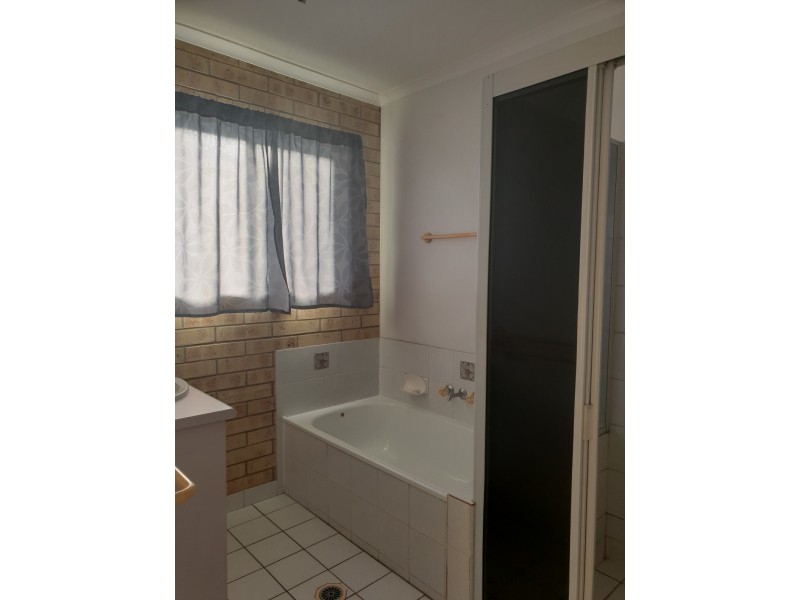 1/165 Opal, Emerald QLD 4720