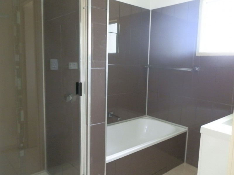 8 Burns Avenue, Emerald QLD 4720