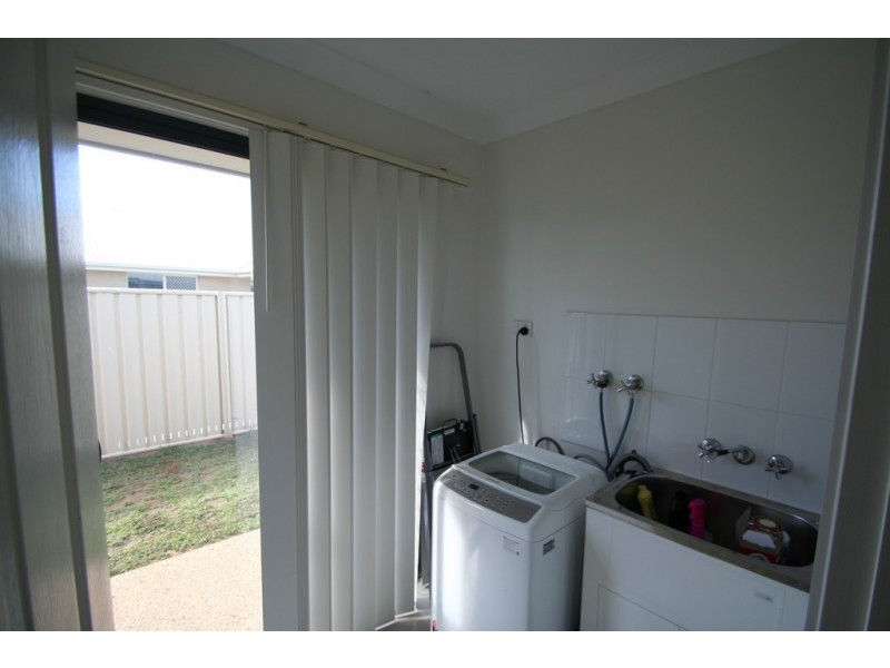 16 Scenic Drive, Emerald QLD 4720