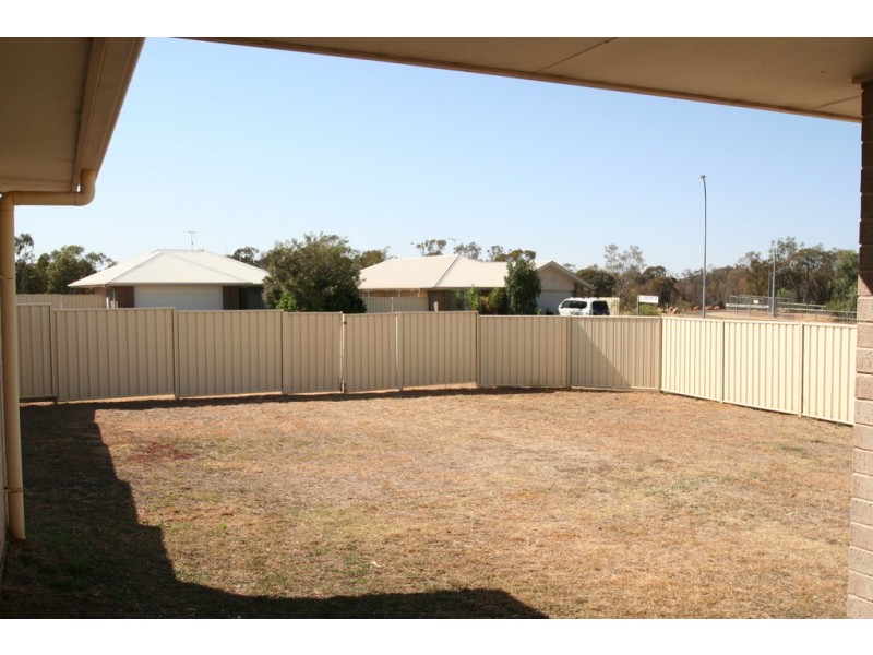 18 Lakeside Drive, Emerald QLD 4720