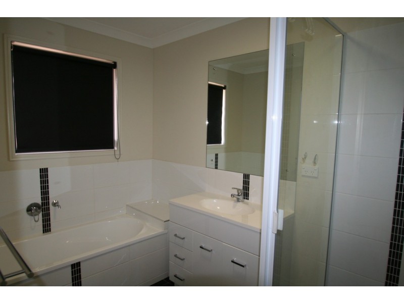 36 Lakeside Drive, Emerald QLD 4720